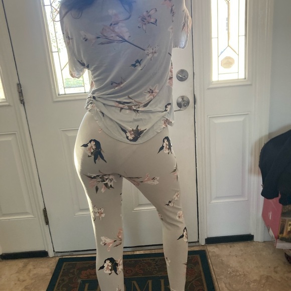 Size M leggings and crop top aet. Grey with floral print. - Picture 4 of 6